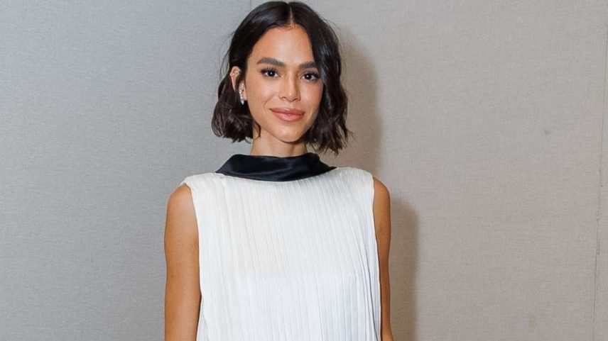 Bruna Marquezine dá close no Copacabana Palace para show de Shakira e leva público ao delírio com vestido branco curtinho.