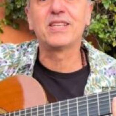 Zeca Baleiro faz show intimista no Teatro Guararapes, Recife