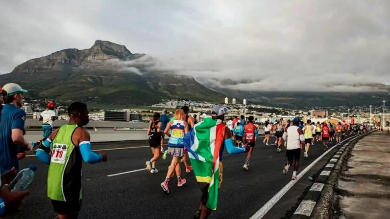 Maratona de Cape Town reúne 27 mil corredores (Foto: James Heron)