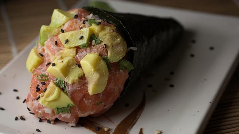 Temaki de salmão com abacate