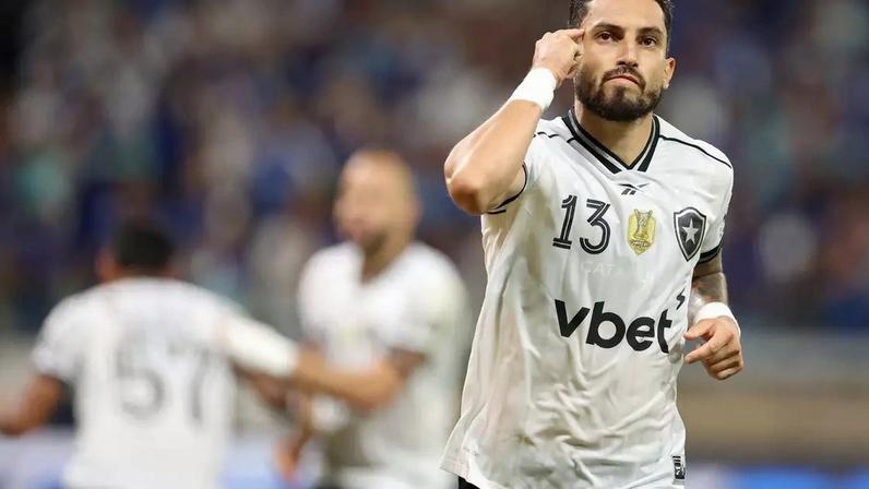 Alex Telles comemorando o empate do Botafogo no Mineirão