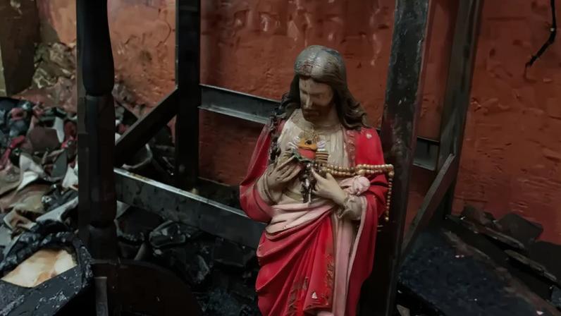 Jesus Cristo intacto entre as cinzas