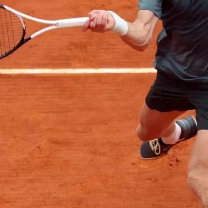 Sinner eliminado por argentino no Rol Garros sob calor e fisicos