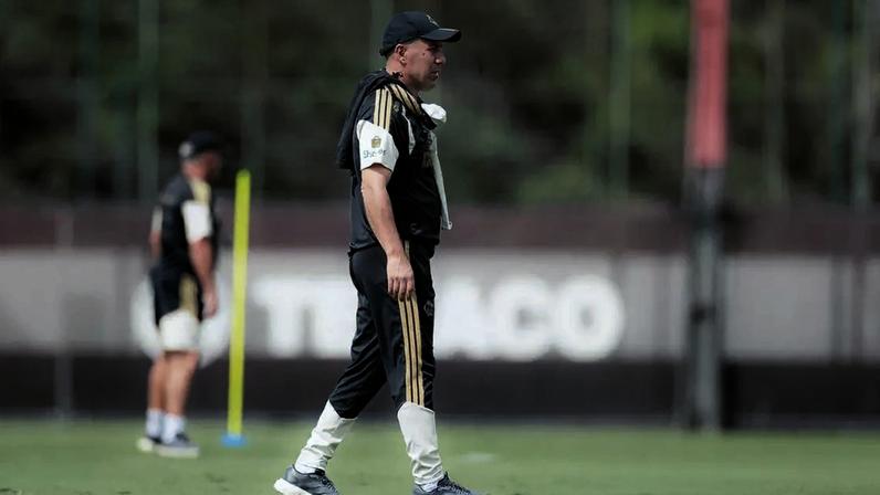 Como de costume, técnico Leonardo Jardim mexerá na escalação do Fla –