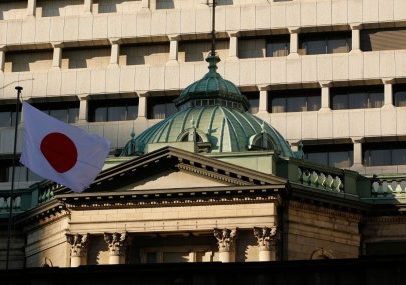 BoJ mantém plano de aumento de juros, com cautela por guerra