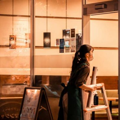 Japão registra crescimento de cafeterias noturnas para bebês que choram