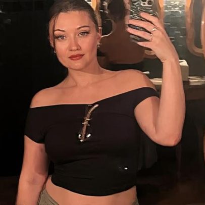 Atriz de The Pitt se irrita com fãs na Broadway: 'Não é um circo'