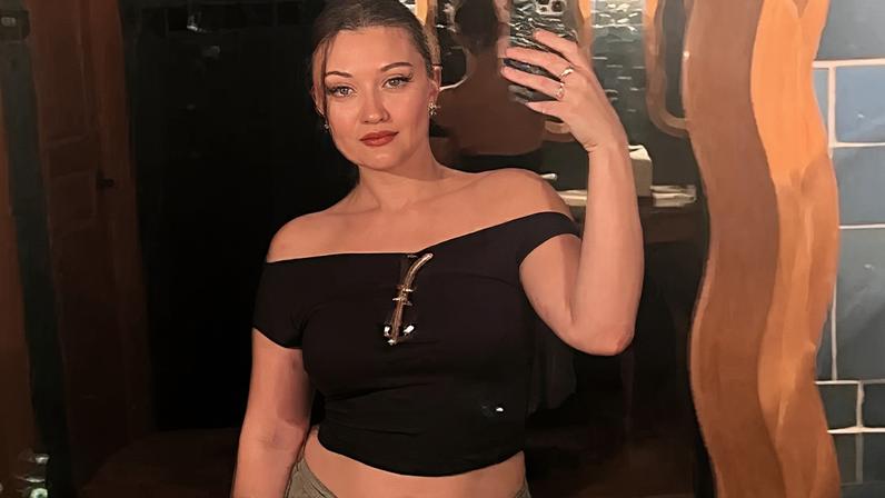 Isa Briones, de 'The Pitt', manda recado para fãs da Broadway.