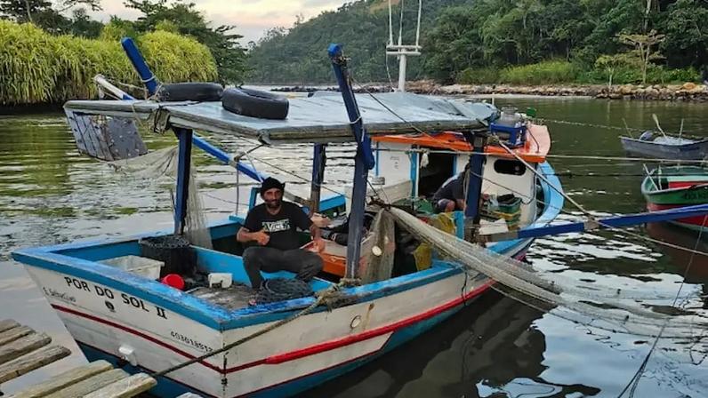 Alex e Allan Quintino dos Santos no barco Pôr do Sol II; dupla encontrou e resgatou a jovem Bruna Damaris Sant’anna da Silva, que desapareceu durante passeio de moto aquática