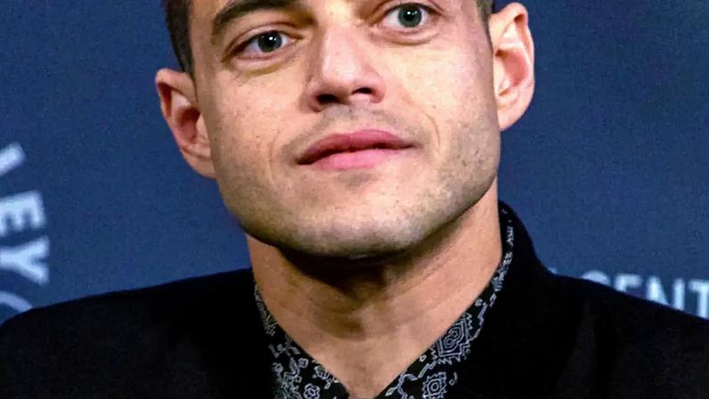 Rami Malek completou 45 anos no dia 12 de maio de 2026 e tem motivos de sobra para comemorar. Seu novo filme, “The Man I Love”, do diretor Ira Sachs, estará no Festival de Cannes, um dos maiores festivais de cinema do mundo, e concorrerá à Palma de Ouro. Estrelado por Malek, Tom Sturridge, Rebecca Hall e Ebon Moss-Bachrach, o longa é ambientado na Nova York dos anos 1980 e acompanha um ator de teatro que vive com AIDS e encara seu possível último grande papel.