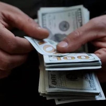 Dólar sobe para R$5,07 com impactos de cenário político no Brasil e no exterior