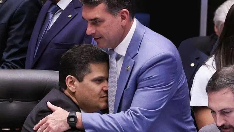 Davi Alcolumbre e o senador Flávio Bolsonaro durante votação que derrubou veto do PL da Dosimetria