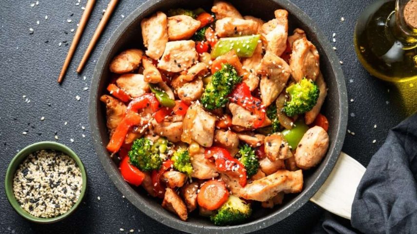 Frango refogado com legumes e gergelim