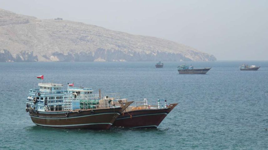 Embarcações no Estreito de Ormuz, Musandam, Omã, 8 de maio de 2026.
