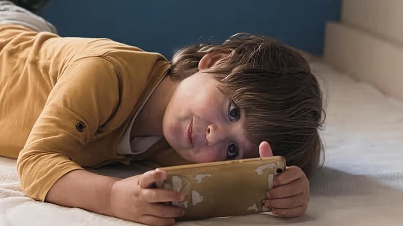 Seu filho usa tablet todo dia? Estudo revela impacto no aprendizado antes da alfabetização