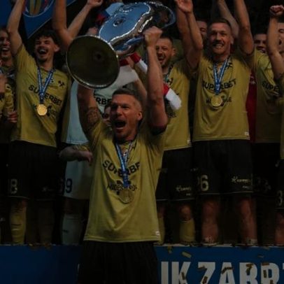 Podolski, aos 40, lidera título histórico e encerra jejum de 38 anos