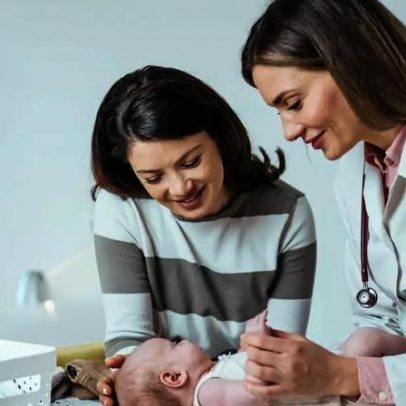 Assimetria na cabeça do bebê: quando é comum e quando preocupar
