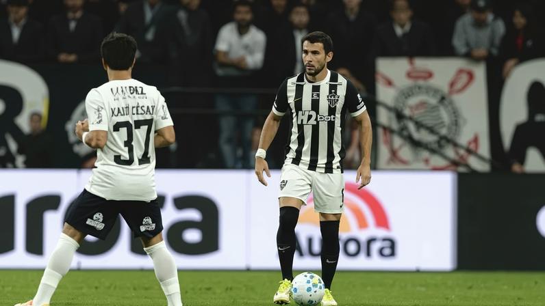 Junior Alonso contra o Corinthians –