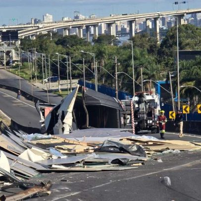 Caminhão tomba e bloqueia a BR-448 em Porto Alegre