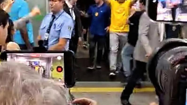 Flávio Bolsonaro retorna de viagem aos EUA e é recebido por apoiadores em Brasília