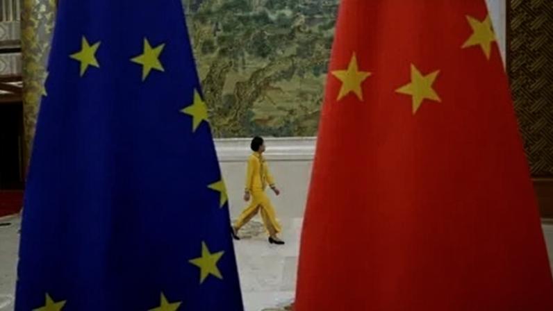 Bandeiras da UE e da China antes do Diálogo Econômico de Alto Nível UE-China no hotel Diaoyutai State Guesthouse, em Pequim