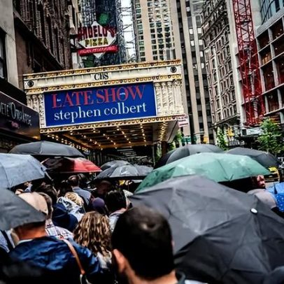 Fãs de Colbert se despedem em fila após último show