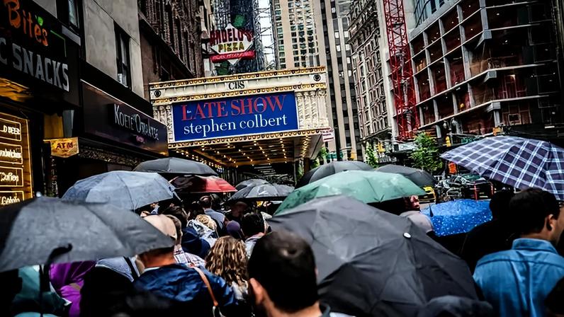 Fãs de Colbert se despedem em fila após último show
