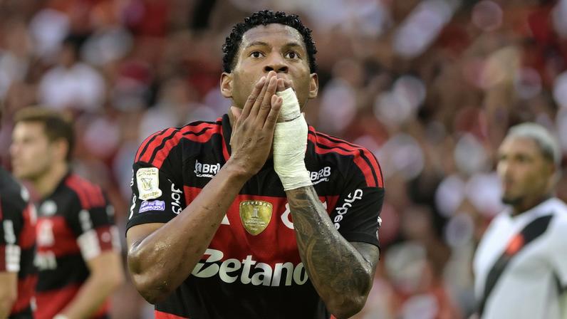 Plata em ação pelo Flamengo contra o Vasco — Foto: Jorge Rodrigues / AGIF