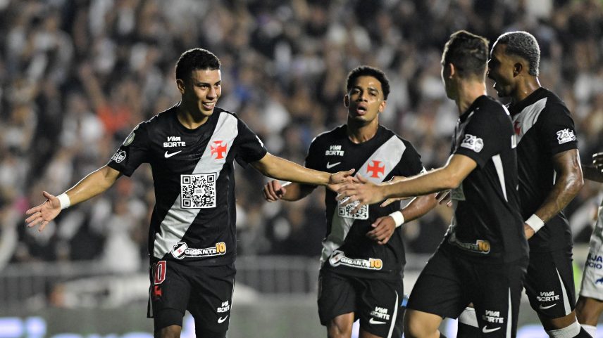 Rojas comemora gol em Vasco x Paysandu — Foto: André Durão