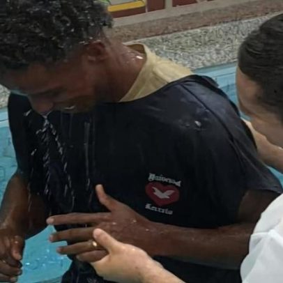 Jogador do Vasco é batizado em igreja no Rio e entrega o coração a Deus