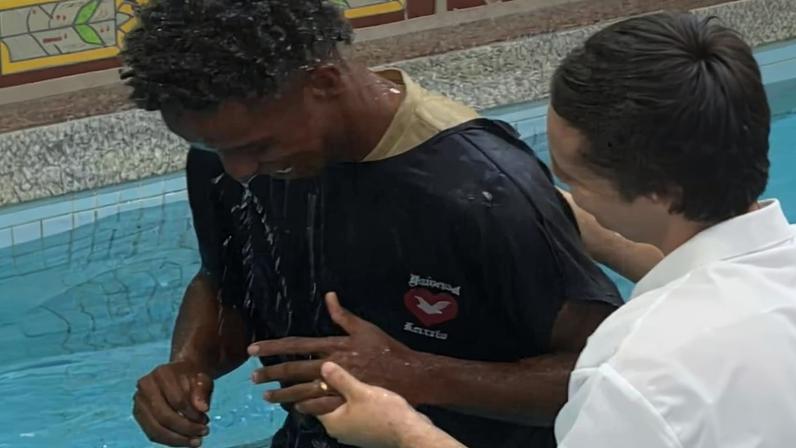 O batismo de Thiago Mendes. (Foto: Reprodução/Instagram/Thiago Mendes)