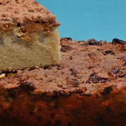 Bolo de banana com doce de leite é receita simples para o café da tarde
