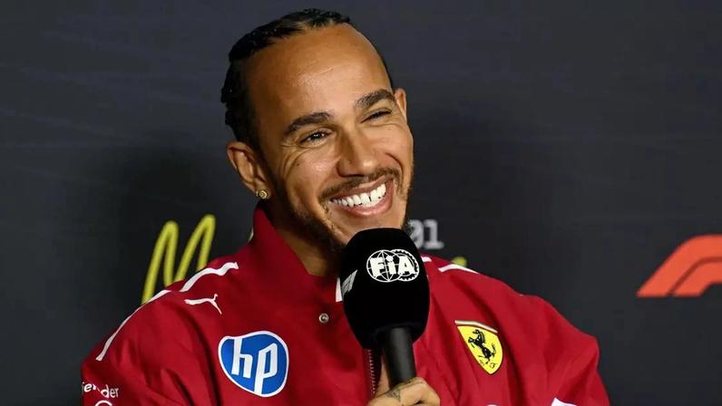 Lewis Hamilton entra em momento motivado com a Ferrari