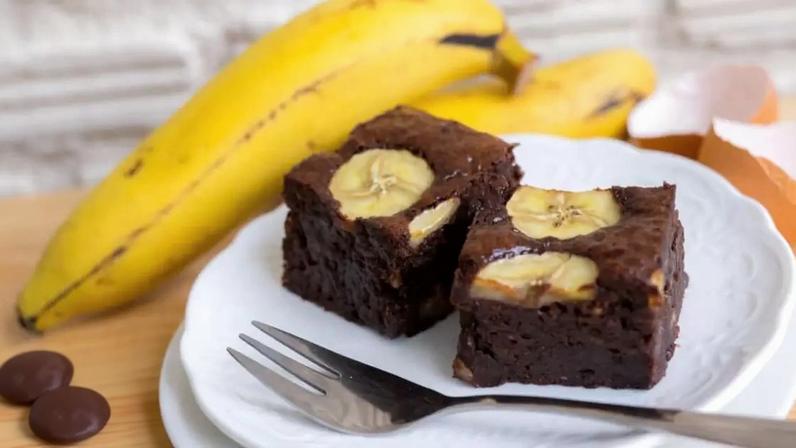 Brownie proteico com banana e nozes