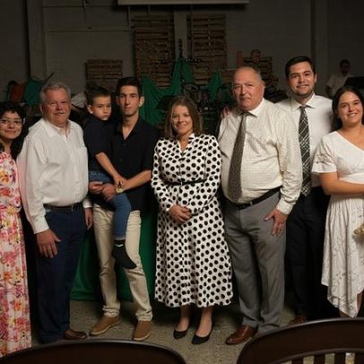 Embaixador dos EUA participa de culto em igreja de missão com 124 anos em Cuba