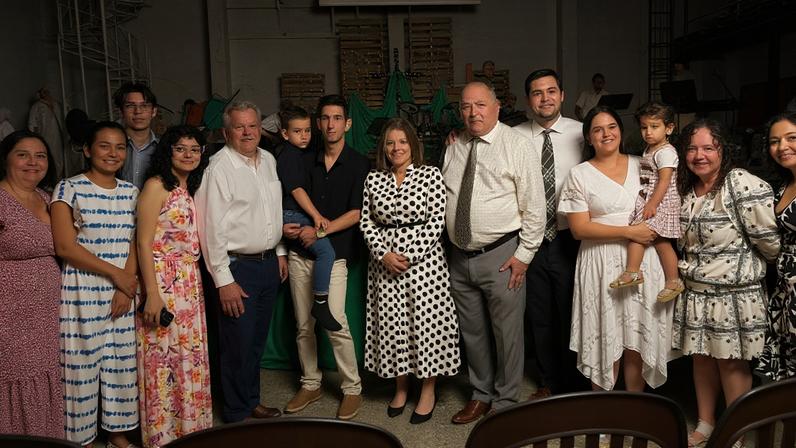 Mike Hammer, encarregado de negócios da Embaixada dos EUA em Cuba, participou de culto de Pentecostes na igreja batista “El Calvario”, em Havana. (Foto: Instagram/bautistaelcalvariocuba)