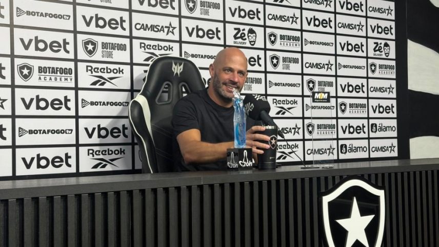 Franclim em coletiva do Botafogo — Foto: Rafael Bizarelo / ge