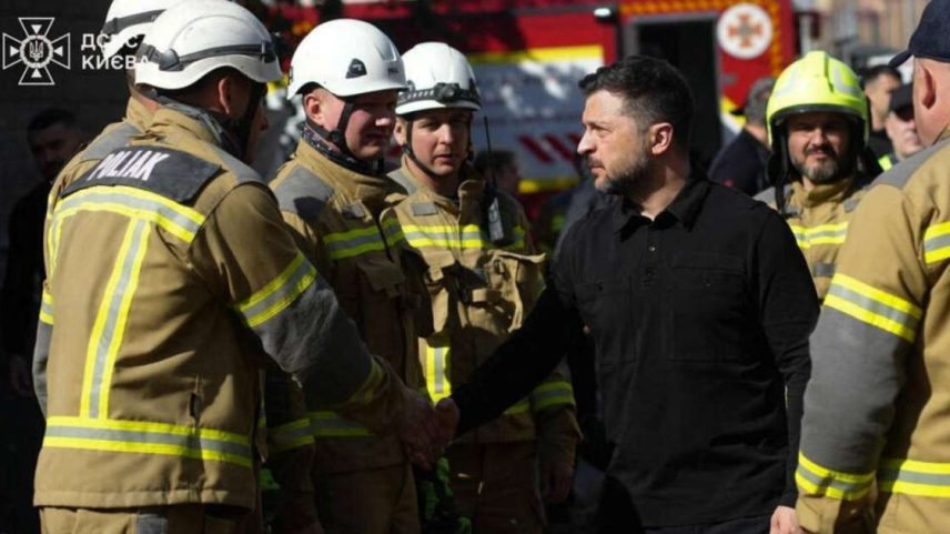 O presidente da Ucrânia, Volodymyr Zelensky, visita prédio residencial atingido por ataque russo em 14 de maio de 2026, em Kiev. Divulgação via Reuters.