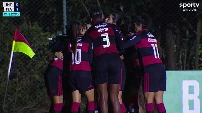 Meninas da Gávea comemoram o gol que deu a vitória ao Flamengo –