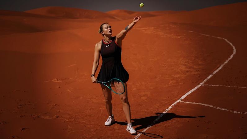 Aryna Sabalenka deslumbra em Roland-Garros com uma criação adornada com 223 quilates