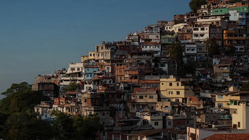 O Vidigal é uma favela junto a um dos bairros mais caros do Rio de Janeiro, mas seus moradores sofrem muito mais com o calor do que seus vizinhos, com seus telhados de metal, sem áreas verdes e falta de infraestrutura. SIALABE/Shutterstock