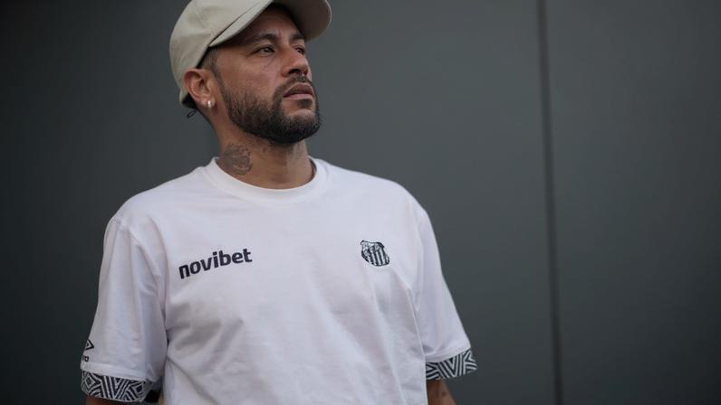 Neymar durante desembarque do Santos em Ponta Porã