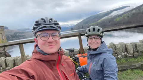 Casal troca empregos para iniciar viagem de bicicleta de dois anos