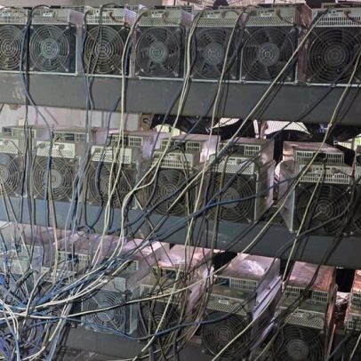 Polícia encontra fazenda de mineração de criptomoedas em área do CV no Complexo do Lins