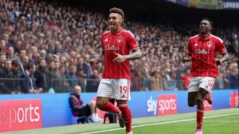 João Pedro fez um gol de bicicleta, mas não conseguiu evitar a derrota do Chelsea em casa –