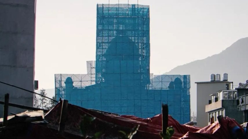 A Igreja Yazhong foi coberta por lonas e a cruz foi retirada. (Foto: ChinaAid).