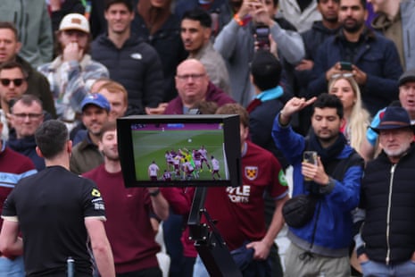Por que o VAR aumenta em vez de diminuir e o futebol não o abandona