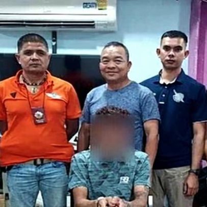 Imagem de policiais tailandeses com suspeito algemado era falsa