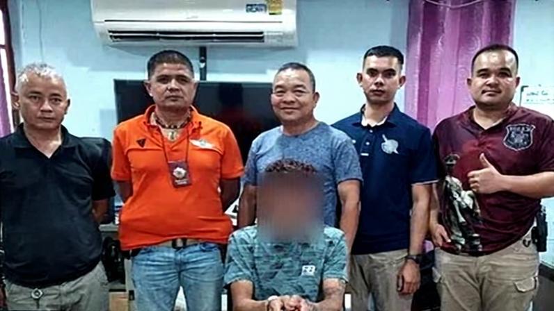 Imagem de policiais tailandeses com suspeito algemado era falsa