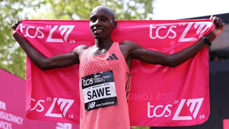O queniano Sebastian Sawe posa para foto após vencer a Maratona de Londres com um recorde mundial. (Foto: Neil Hall/EFE)
